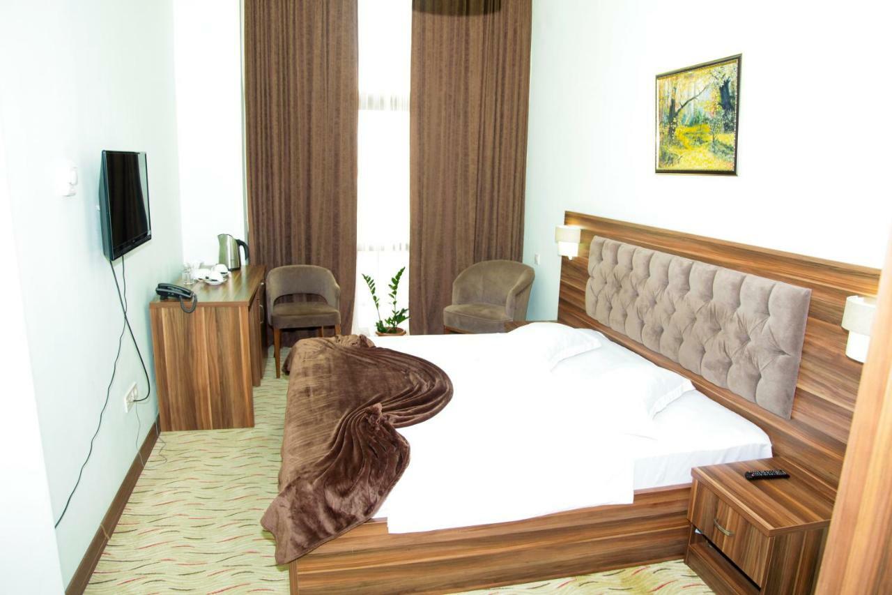 Hotel Grand Zugdidi Kültér fotó