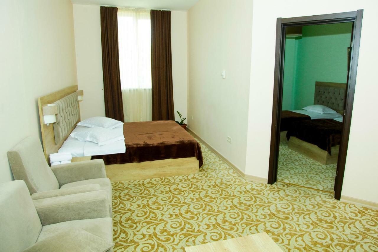 Hotel Grand Zugdidi Kültér fotó